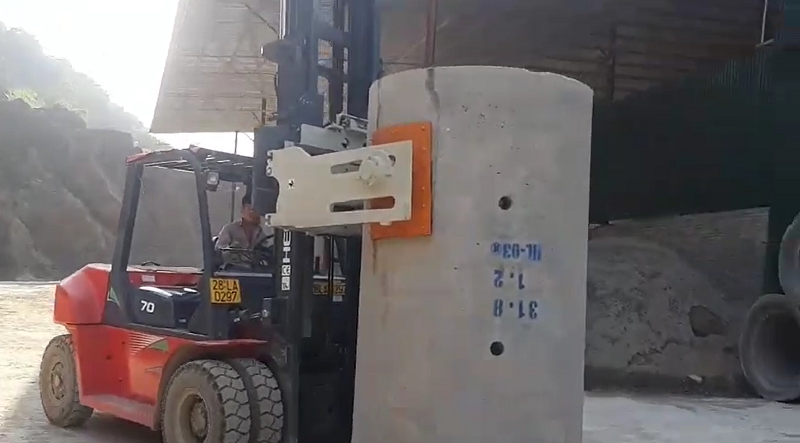Xe nâng Heli 7 tấn kẹp ống cống bê tông tròn linh hoạt, hiệu quả.