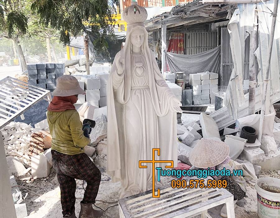 Mài và đánh bóng tượng đức mẹ fatima bằng đá tự nhiên