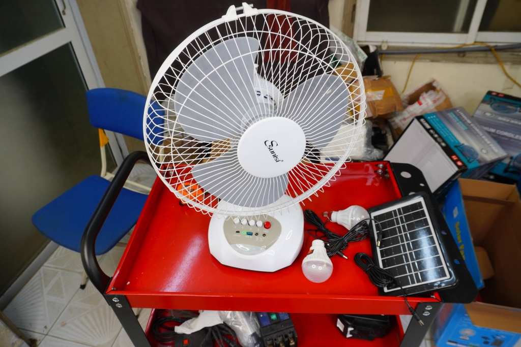 Quạt pin mặt trời solar fan +đèn