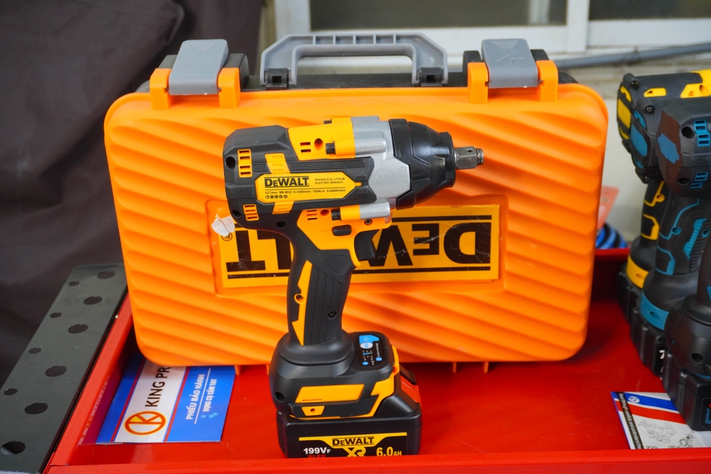 Súng pin 1/2 delwat 700Nm loại 1