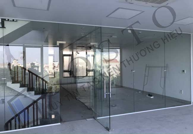 giá vách kính cường lực