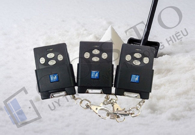 Làm chìa khóa cửa cuốn giá bao nhiêu