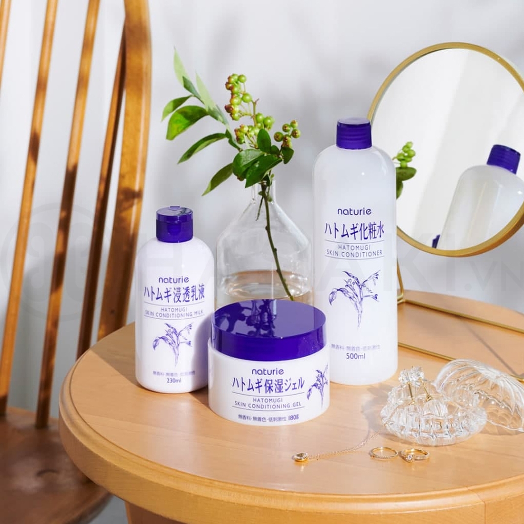Sữa Dưỡng Naturie Ý Dĩ Cấp Ẩm Mềm Mịn Da Hatomugi Skin Conditioning Milk 230ml