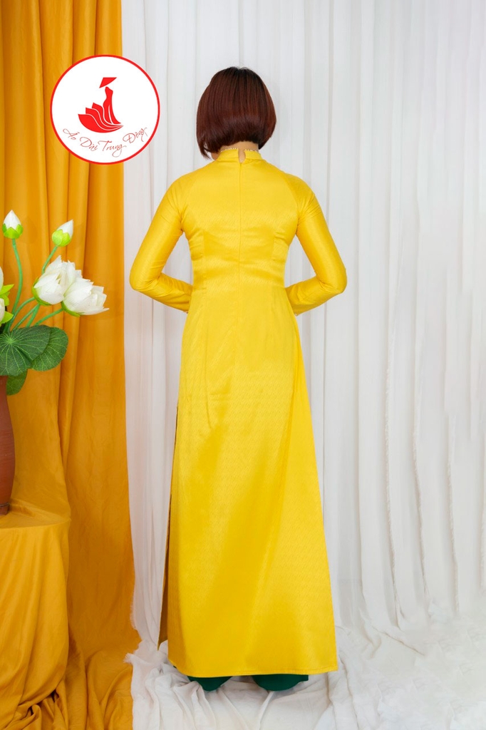 Áo dài màu vàng đính kết hoa sen cổ 3cm vải lụa Vân Gỗ