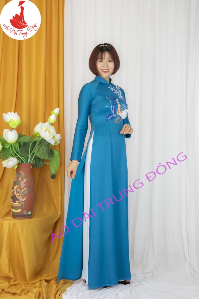 Áo dài màu xanh cổ vịt vải ánh sao Thái Tuấn đính kết hình chim công