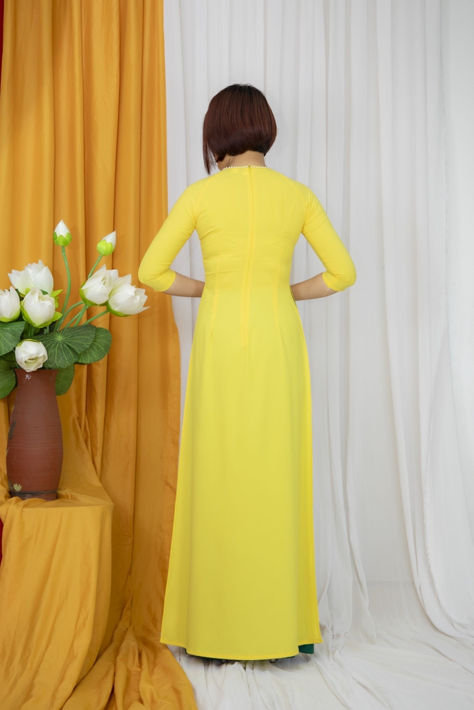 Áo dài màu vàng kết hoa nổi cổ tròn vải Lụa Thái