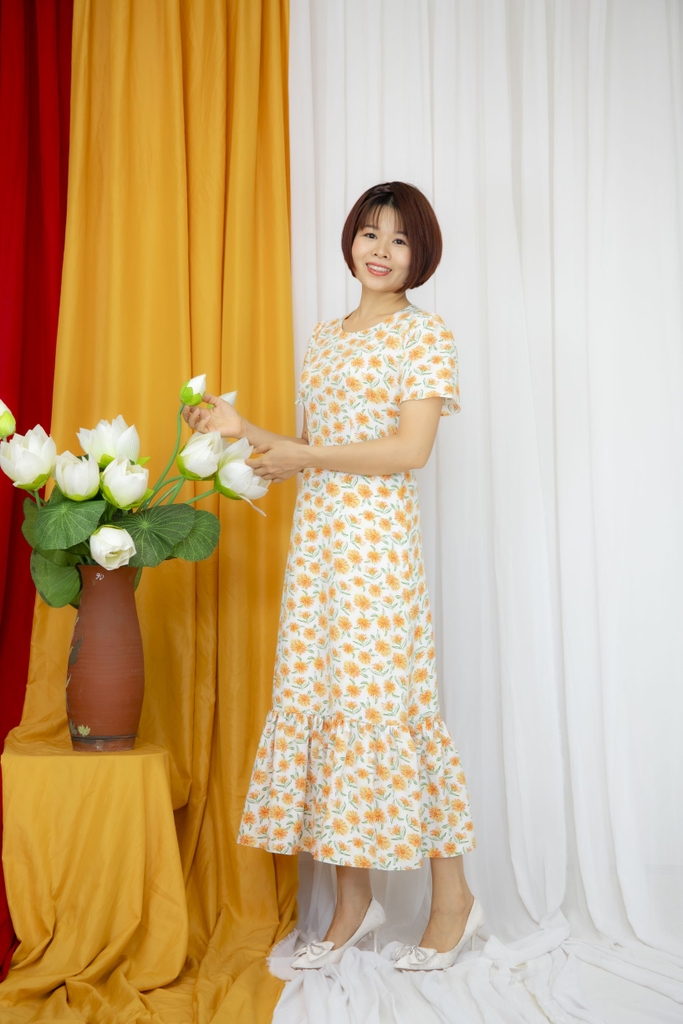 Váy đuôi cá hoa vàng vải lụa Hàn Châu