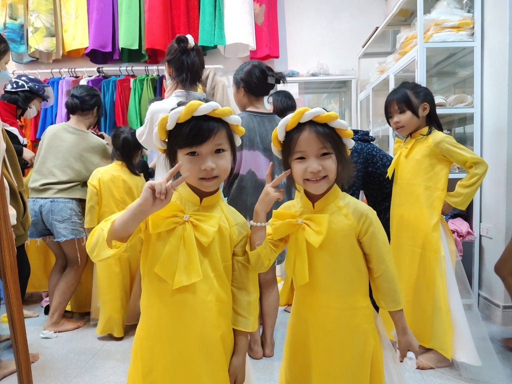 Áo dài màu vàng cho bé gái