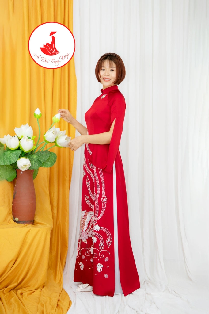Áo dài thiết kế màu đỏ cổ hở tay xẻ vải Queen