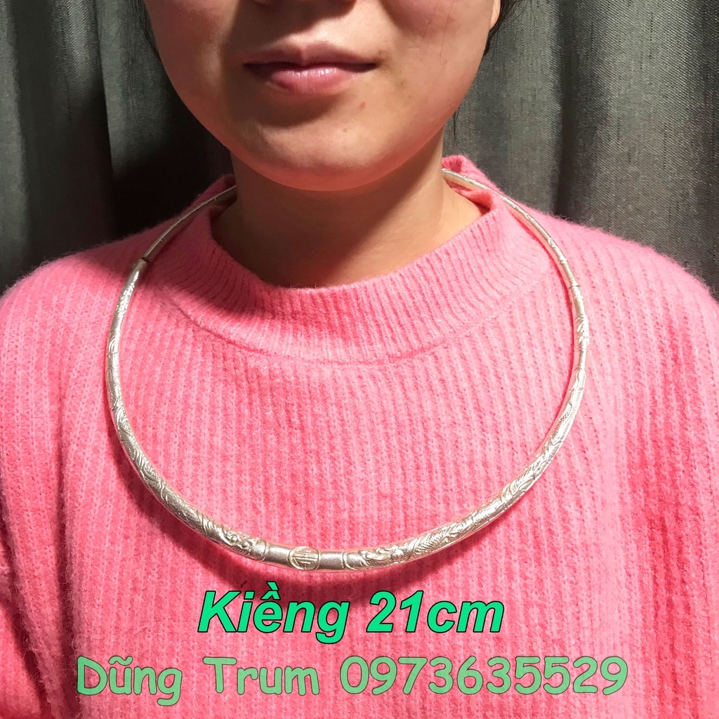 Kiềng bạc tròn kết hợp áo dài chụp ảnh, kiềng cổ dân tộc biểu diễn