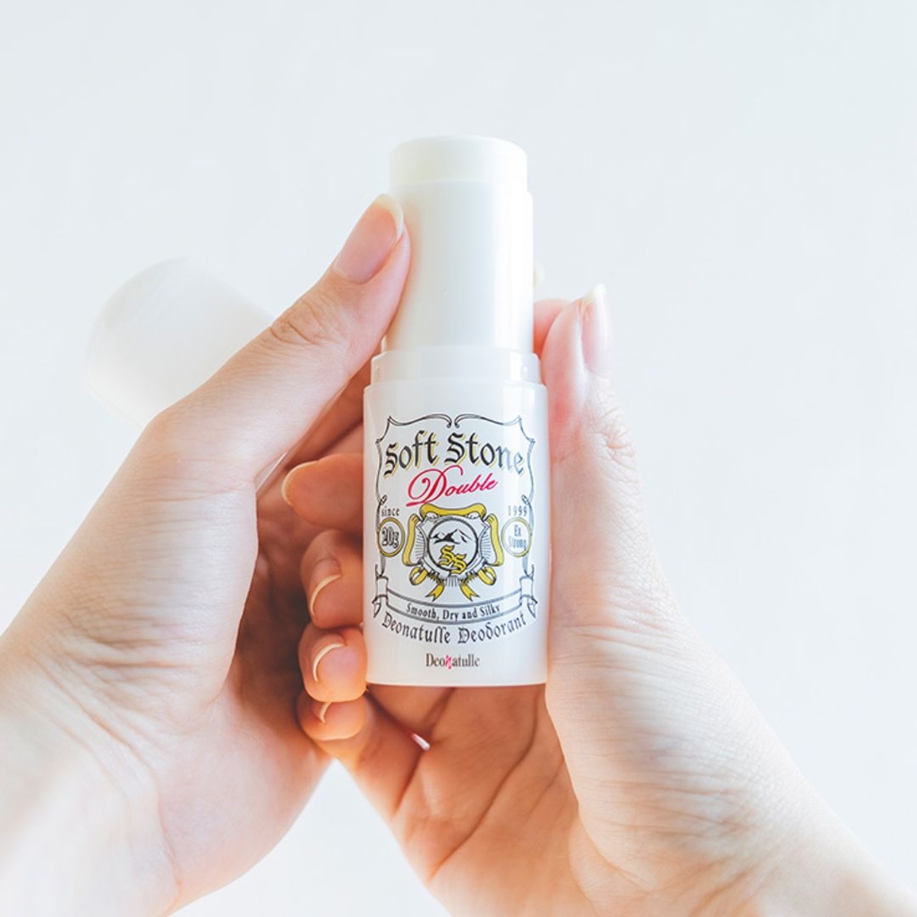 Lăn Khử Mùi Đá Khoáng Soft Stone Deonatulle Nhật Bản 20g