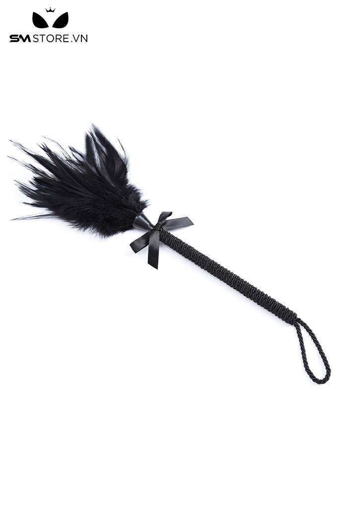 SMT072 - chổi lông vũ màu đen với tay cầm thiết kế xoắn mix nơ