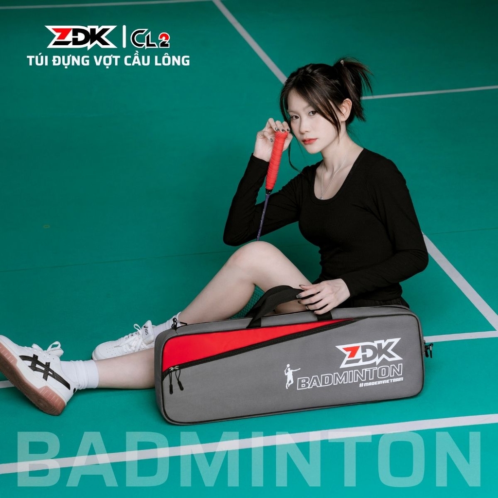 Người mẫu cầm túi cầu lông ZDK CL-2 tại sân cầu