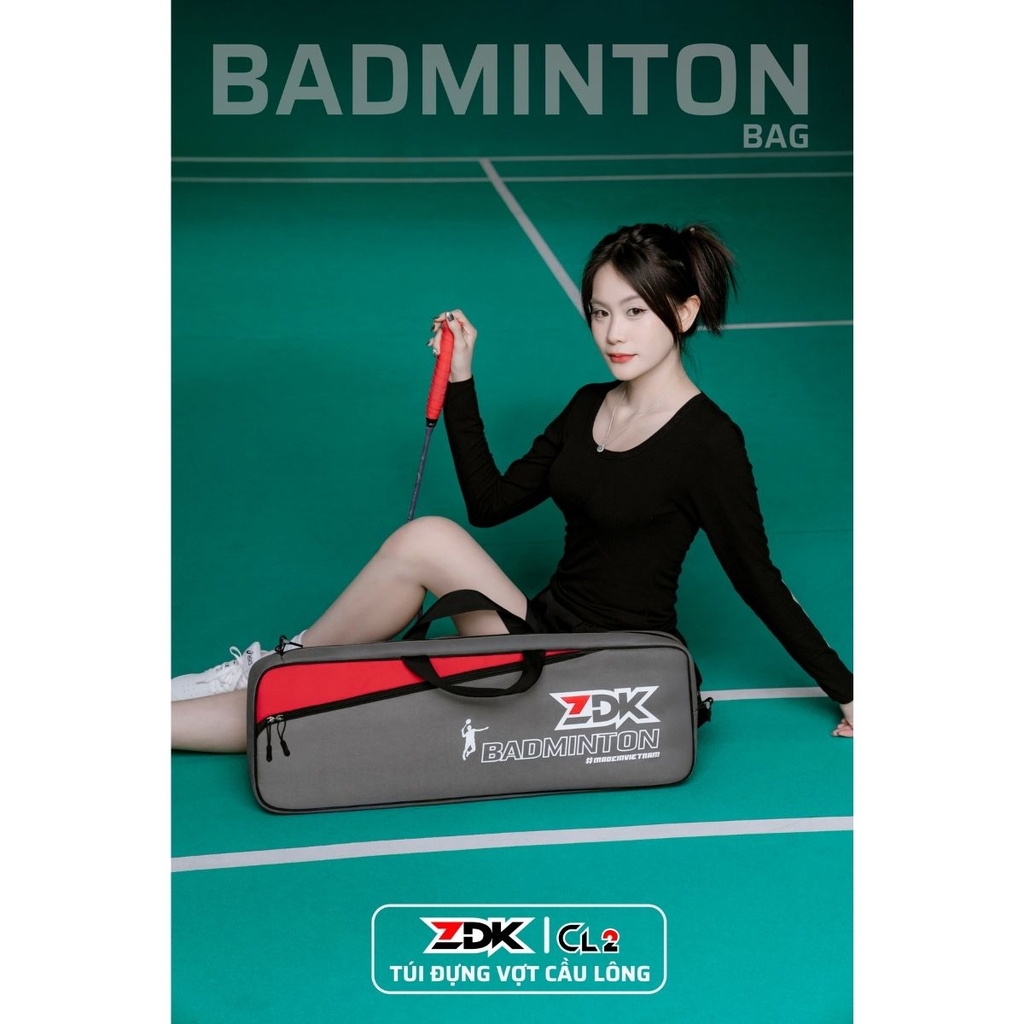 Người mẫu và túi cầu lông ZDK CL-2 tại sân cầu