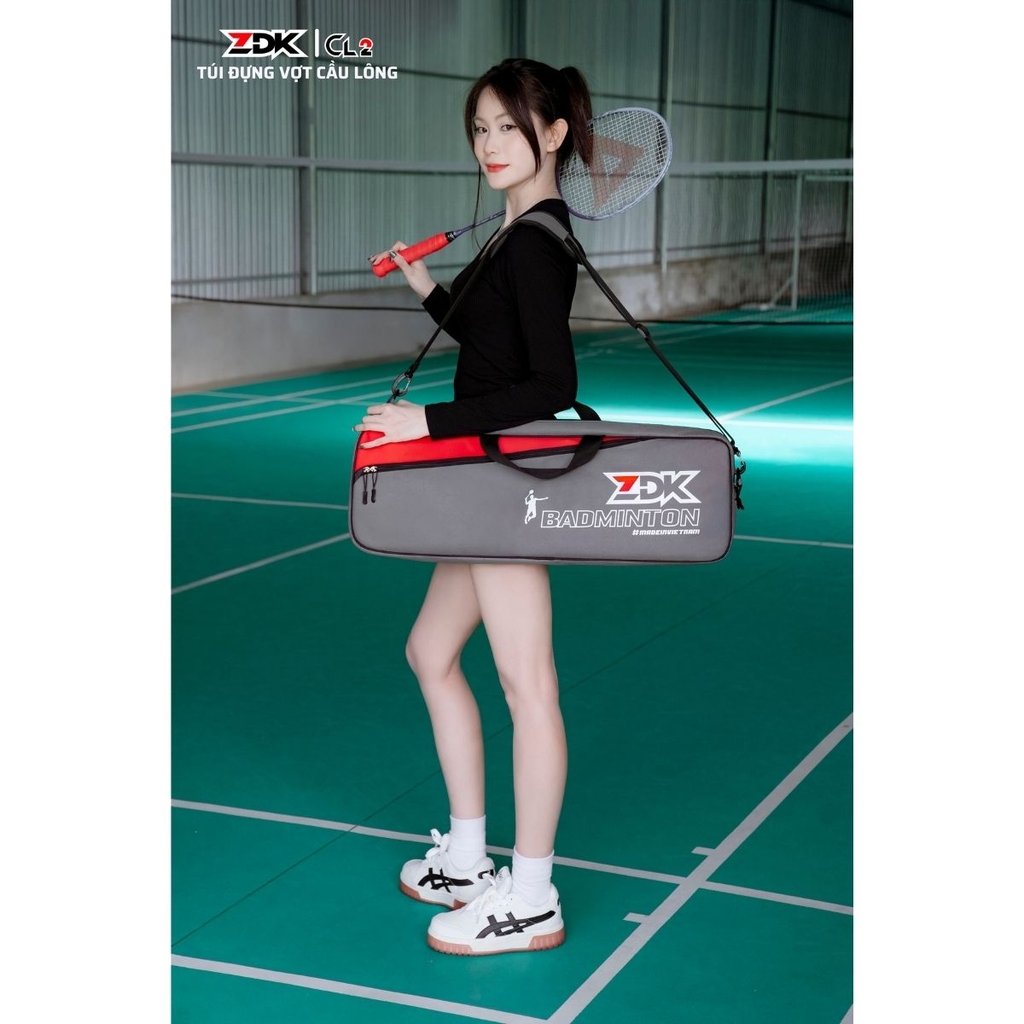 Người mẫu cầm túi cầu lông ZDK CL xám đỏ