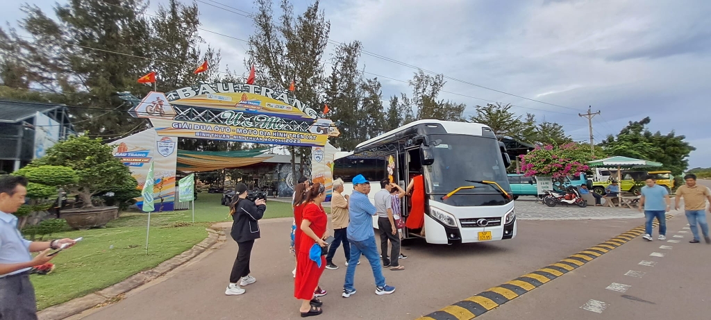 Đồng hành cùng đoàn tham quan