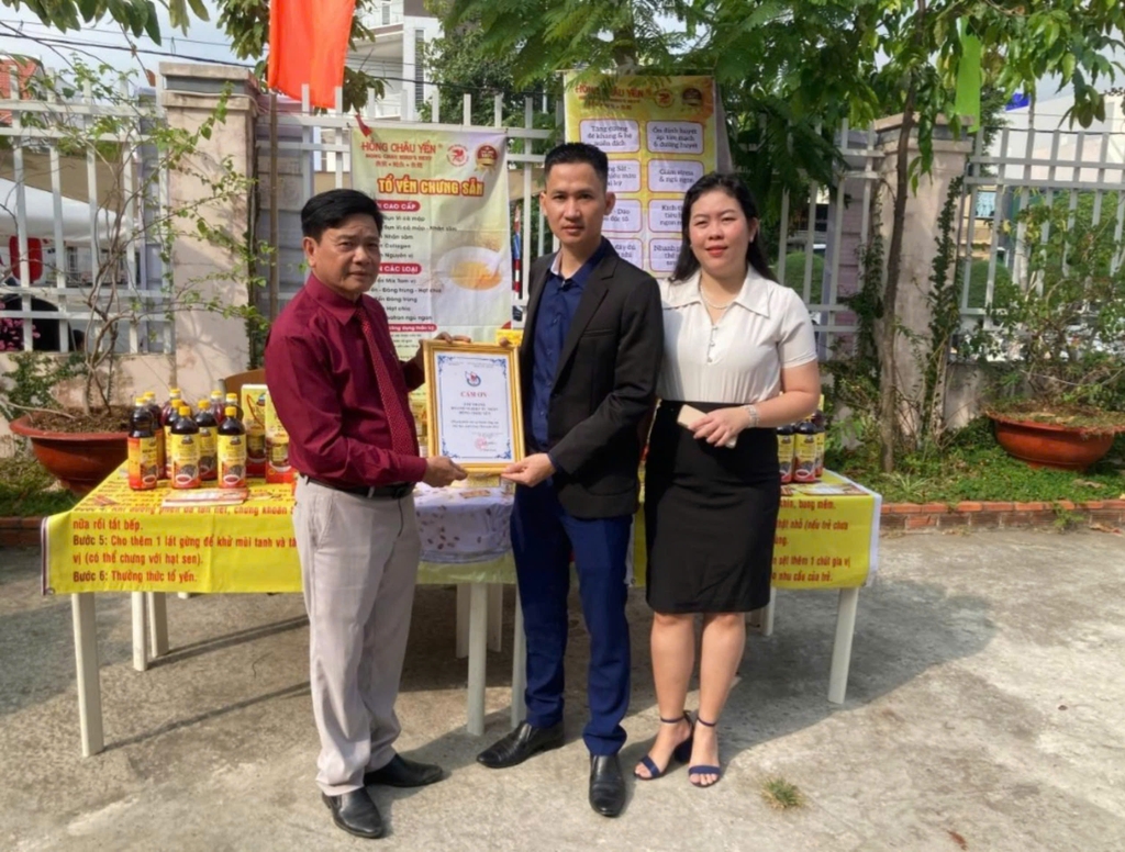 Khai xuân Hội báo xuân