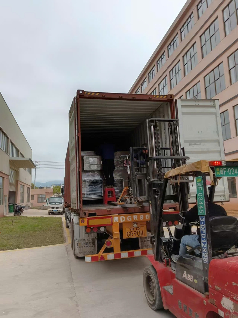 BẬN RỘN VỚI NHỮNG CONT HÀNG