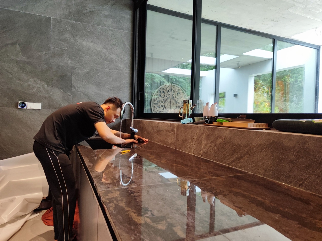 phim dán mặt đá bếp