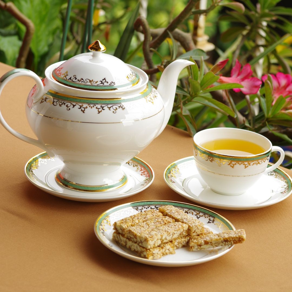 Bộ tách trà đèn thần cỡ to (ấm 1,3L+ tách 220ml) hoa văn vàng 24k sứ xương Hàn Quốc Haengnam 98103