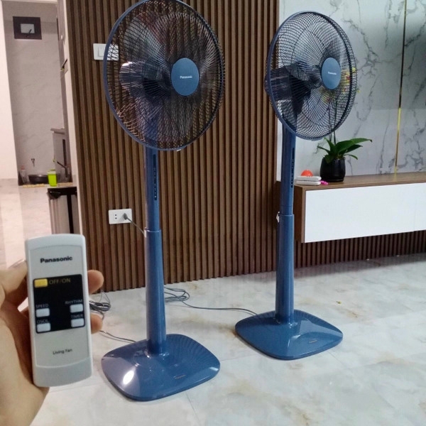 Quạt cây Panasonic F-409KB (màu Xanh, 51W, có remote)