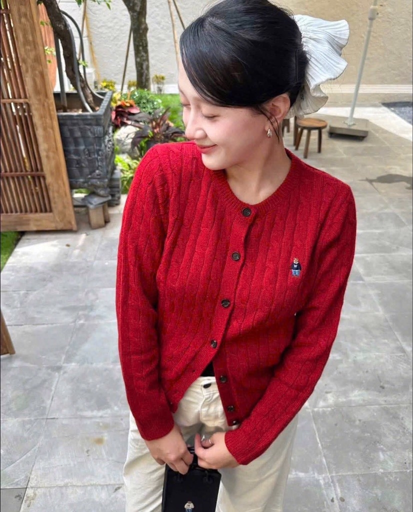 ÁO KHOÁC LEN ĐỎ THÊU GẤU NỮ THU ĐÔNG