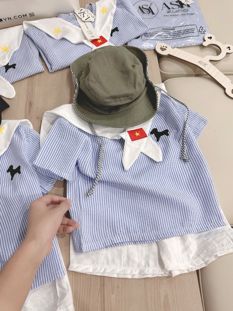 SET ĐŨI ÁO KẺ XANH QUẦN ĐÙI KÈM KHĂN BÉ TRAI