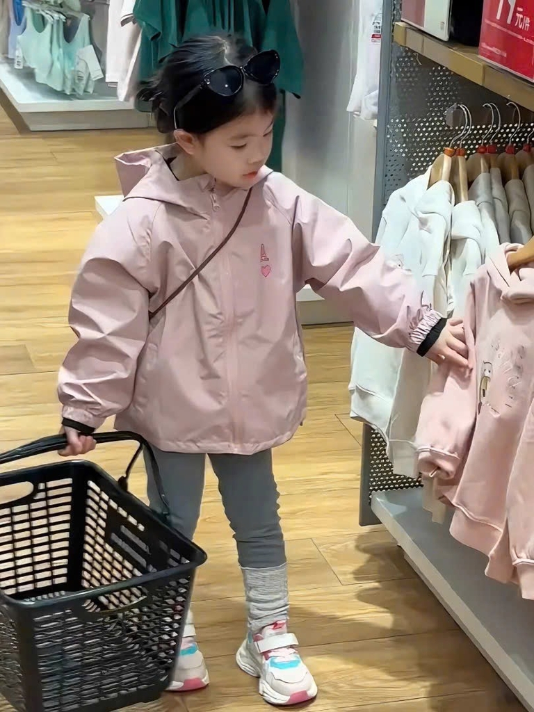 ÁO GIÓ DÀI 2 LỚP MÀU HỒNG CHỮ A BÉ GÁI