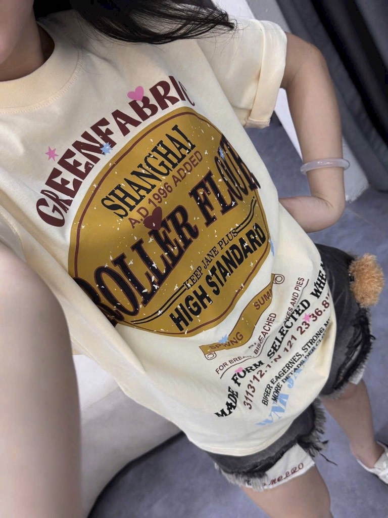 ÁO PHÔNG BE HOẠ TIẾT CHỮ ROLLER FLOOR NỮ