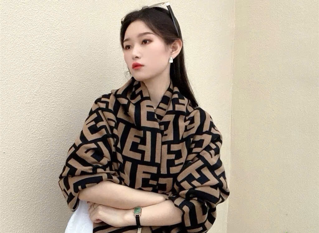 PHỤ KIỆN - KHĂN HOẠ TIẾT CHỮ F NÂU ĐEN NỮ