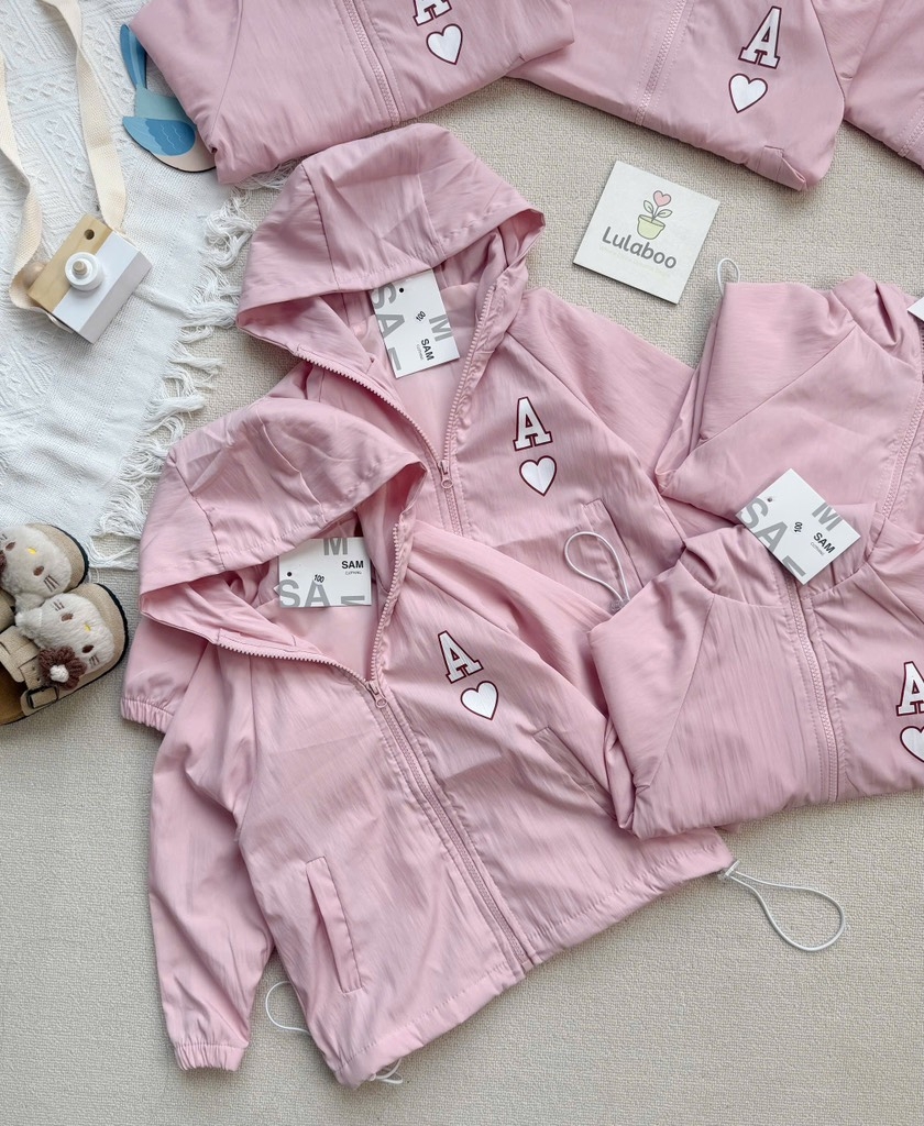 ÁO GIÓ DÀI 2 LỚP MÀU HỒNG CHỮ A BÉ GÁI