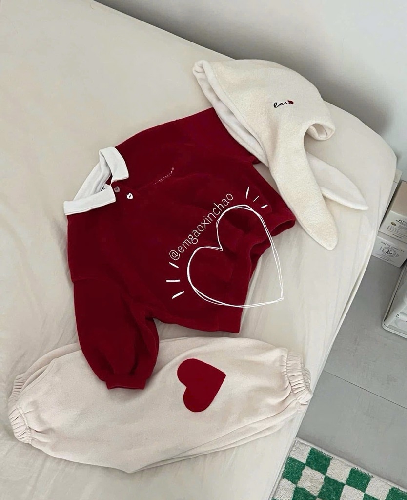 SET BỘ DÀI ÁO POLO ĐỎ PHỐI CỔ TRẮNG QUẦN NỈ TRẮNG BÉ TRAI BÉ GÁI