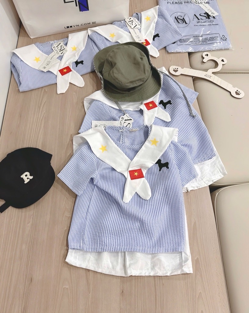 SET ĐŨI ÁO KẺ XANH QUẦN ĐÙI KÈM KHĂN BÉ TRAI