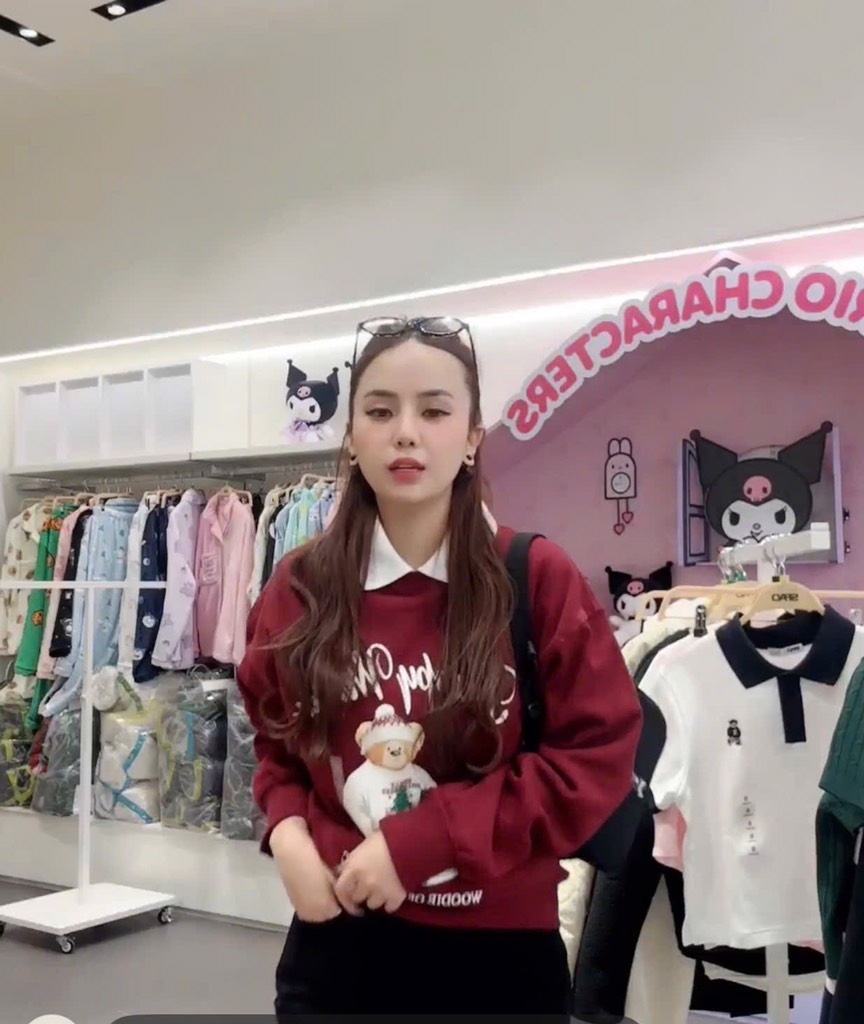 ÁO NỈ ĐỎ PHỐI CỔ WHOAU HOLIDAY NỮ THU ĐÔNG SẴN