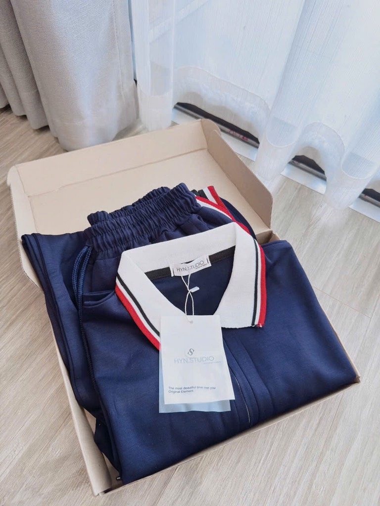 SET THAN POLO PHỐI QUẦN DÀI KẺ ĐỎ NỮ SẴN