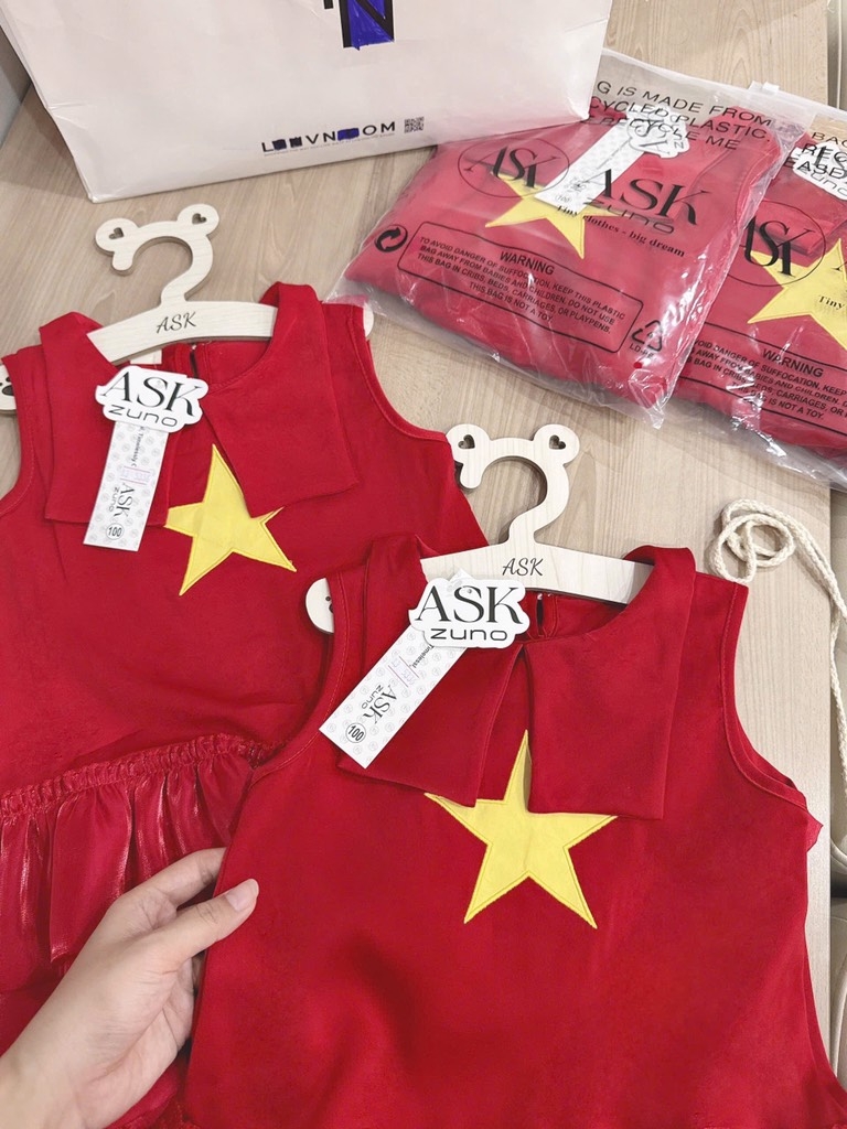 VÁY LỤA THÊU CỜ ĐỎ SAO VÀNG BÉ GÁI SẴN(XẢ 39k)