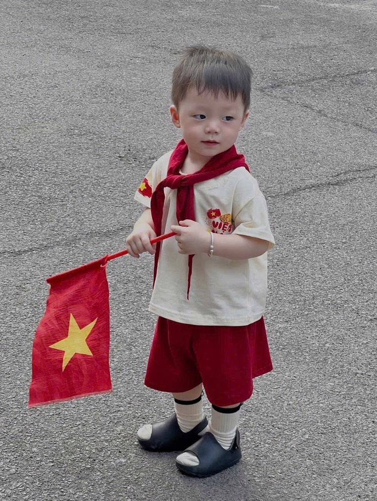 SET ĐỘC LẬP TỰ DO KÈM KHĂN BÉ TRAI BÉ GÁI
