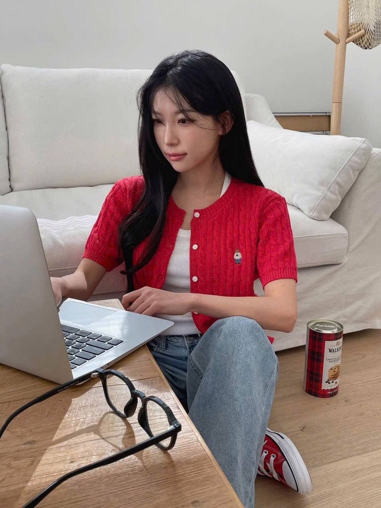 LEN CDG ĐỎ THÊU GẤU CỌC TAY NỮ THU ĐÔNG