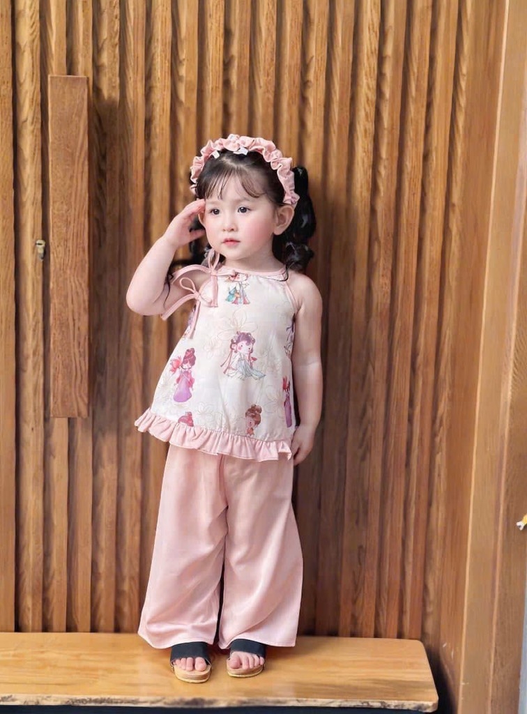 SÉT YẾM LỤA 3 MÓN SÁT NÁCH HOẠ TIẾT CỔ TRANG HỒNG KÈM BỜM LỤA BÉ GÁI SẴN(XẢ 65k)