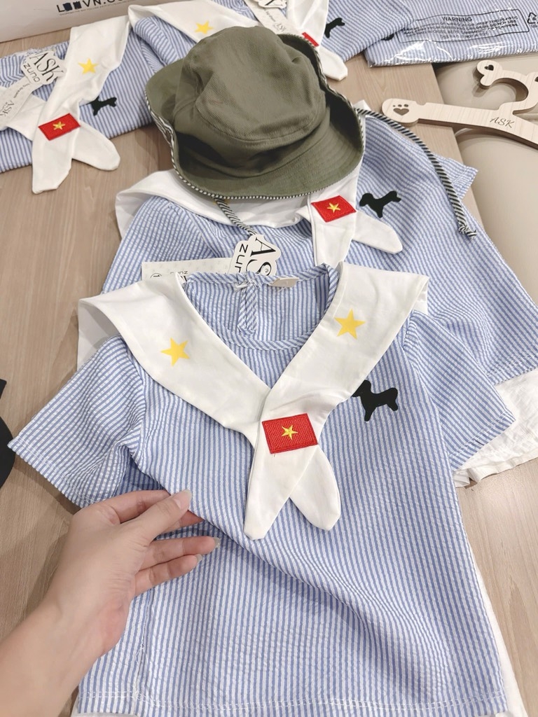 SET ĐŨI ÁO KẺ XANH QUẦN ĐÙI KÈM KHĂN BÉ TRAI