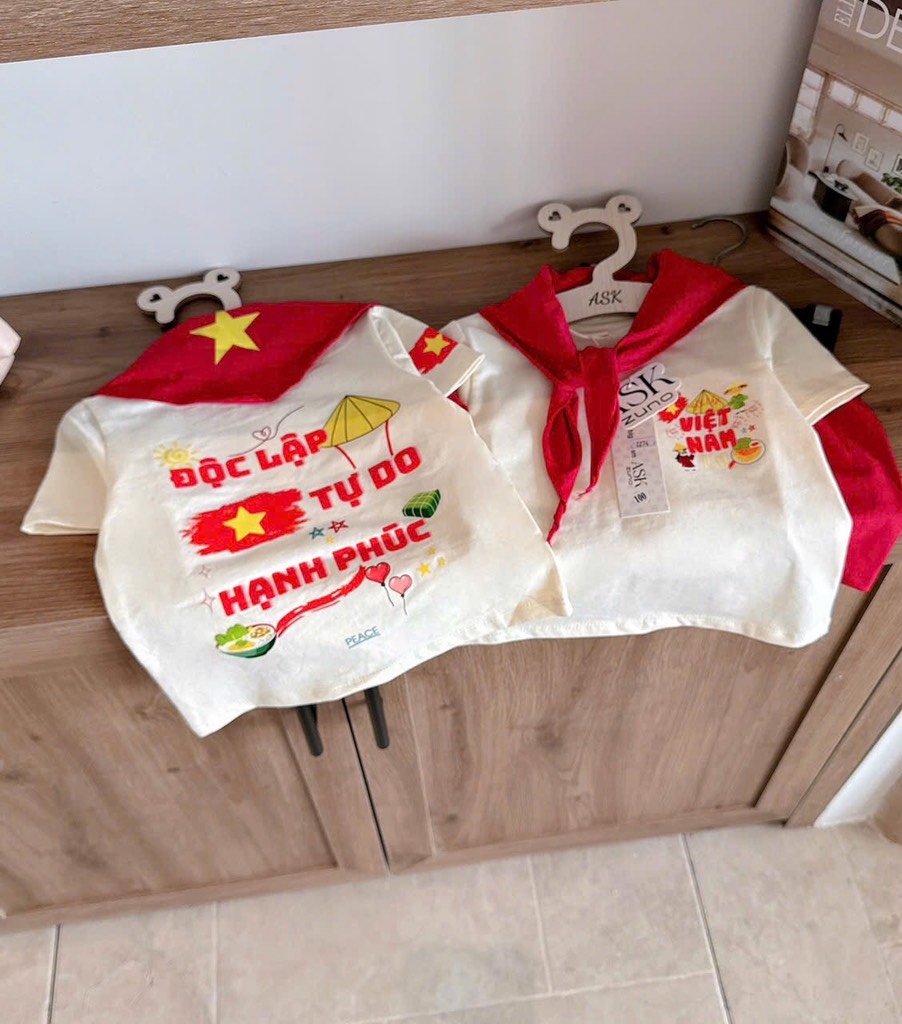 SET ĐỘC LẬP TỰ DO KÈM KHĂN BÉ TRAI BÉ GÁI