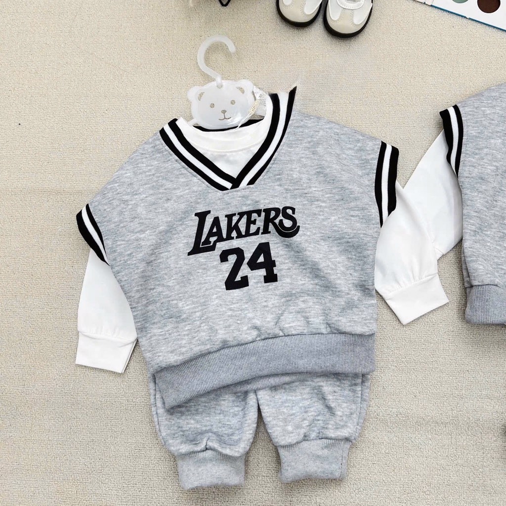 SÉT 3 CHI TIẾT GILE ÁO TRẮNG DÀI TAY QUẦN THỂ THAO GHI LAKERS 24 CHO BÉ TRAI BÉ GÁI