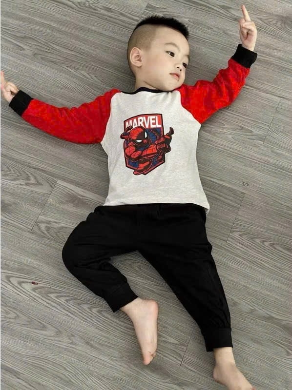 SET BỘ DÀI NGƯỜI NHỆN – QUẦN CHÂN CUA ĐỎ ĐEN BÉ TRAI