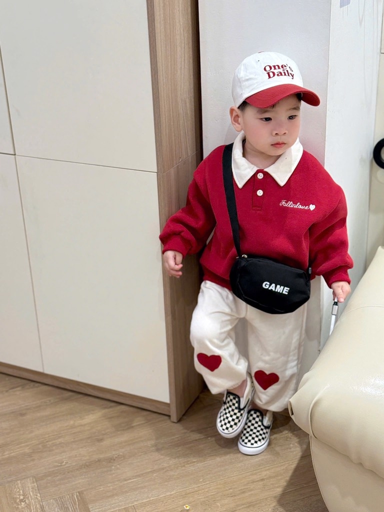 SET BỘ DÀI ÁO POLO ĐỎ PHỐI CỔ TRẮNG QUẦN NỈ TRẮNG BÉ TRAI BÉ GÁI
