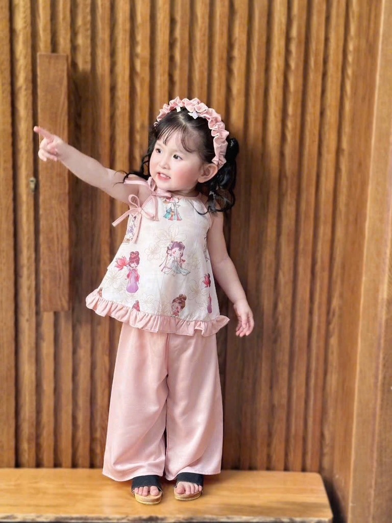 SÉT YẾM LỤA 3 MÓN SÁT NÁCH HOẠ TIẾT CỔ TRANG HỒNG KÈM BỜM LỤA BÉ GÁI SẴN(XẢ 65k)