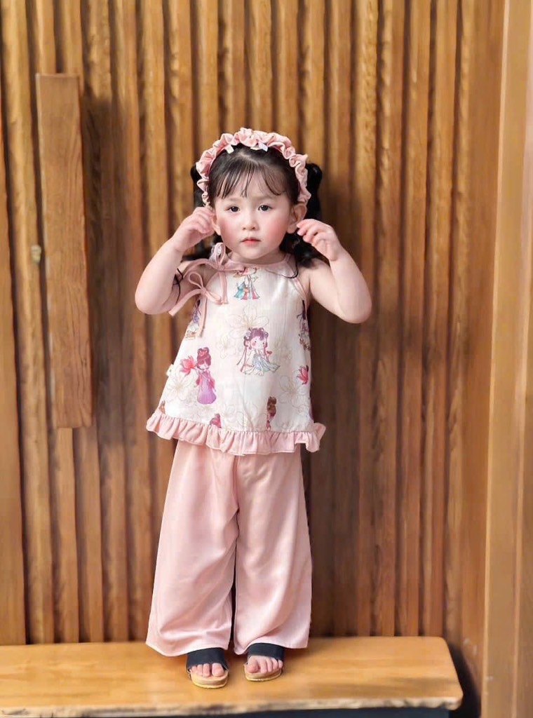 SÉT YẾM LỤA 3 MÓN SÁT NÁCH HOẠ TIẾT CỔ TRANG HỒNG KÈM BỜM LỤA BÉ GÁI SẴN(XẢ 65k)