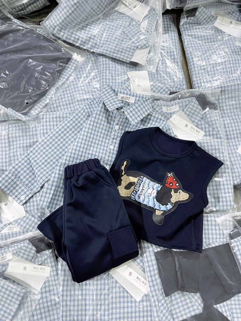SET DÀI 3 CHI TIẾT ÁO SƠ MI PHỐI GHILE QUẦN SUÔNG BÉ TRAI SẴN (SALE 100k)