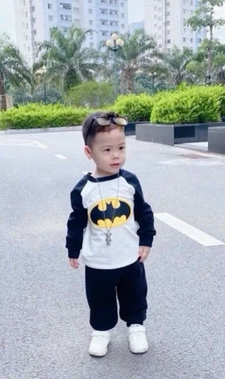 BỘ SIÊU NHÂN MARVAL DÀI TAY ĐỎ PHỐI GHI - BATMAN TRẮNG PHỐI ĐEN