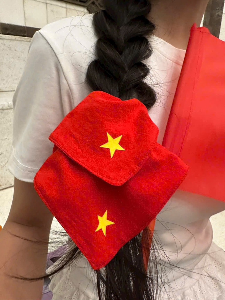 PHỤ KIỆN - KHĂN QUÀNG ĐỎ + MŨ ĐỎ SAO VÀNG