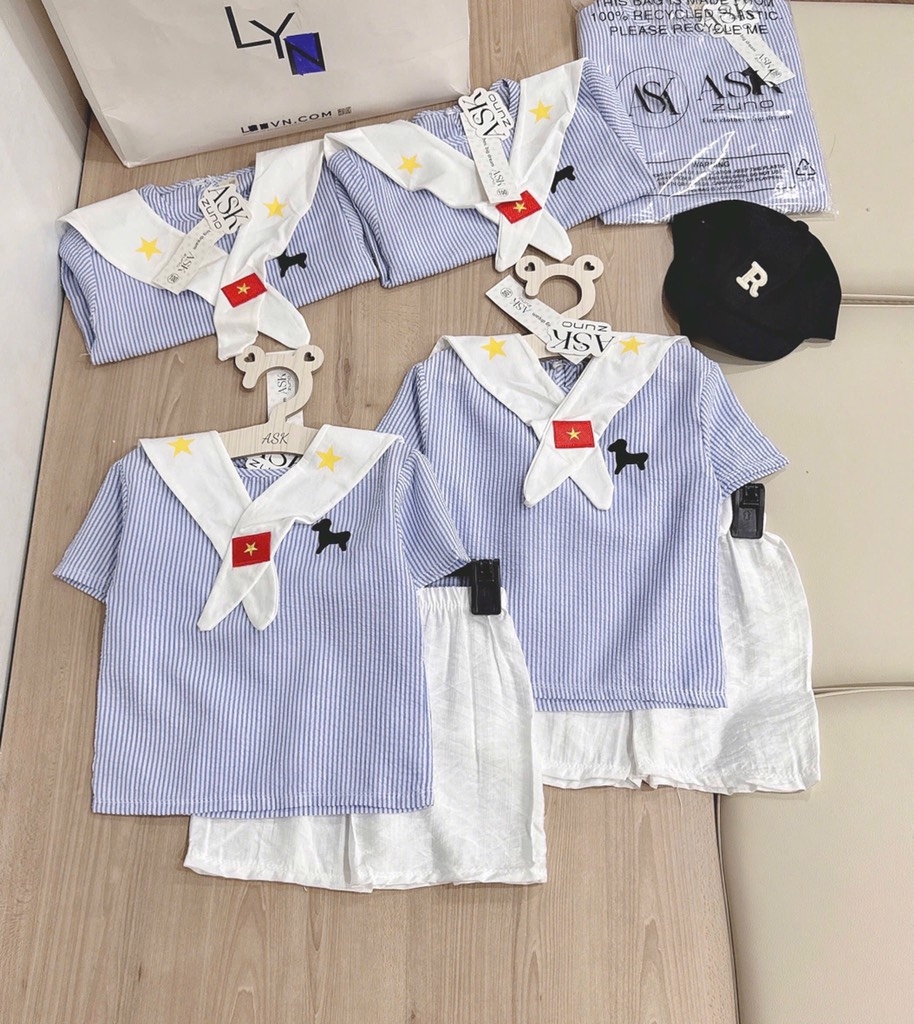 SET ĐŨI ÁO KẺ XANH QUẦN ĐÙI KÈM KHĂN BÉ TRAI